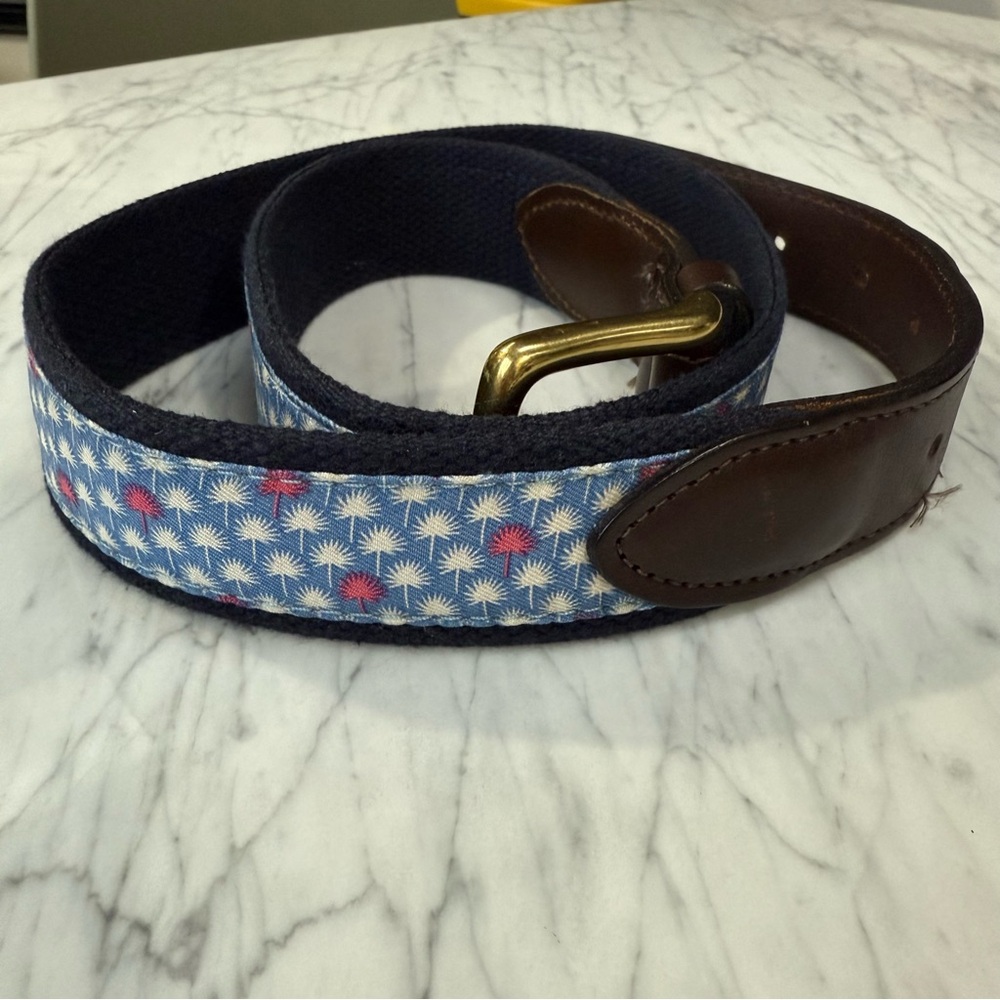 Vineyard Vines men’s canvas club belt, blue/white/pink palm trees, 40.5” long